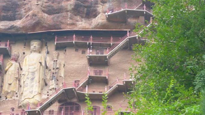 中国甘肃省天水市麦积山洞穴寺庙建筑群。丝绸之路上有宗教洞穴的山