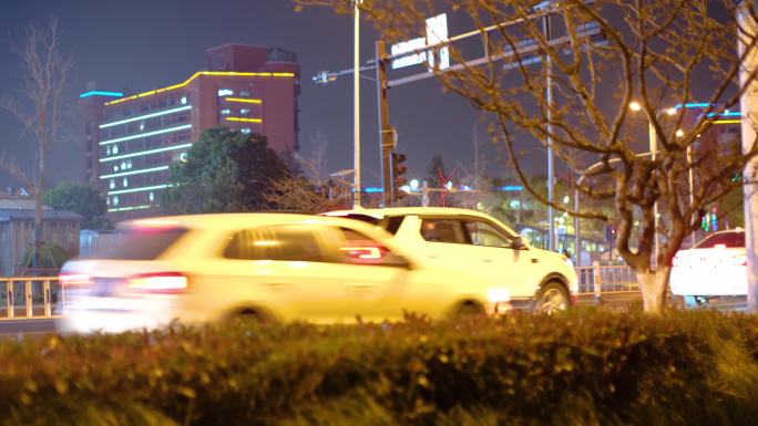 都市城市夜晚夜景人群行人人流汽车车辆车流