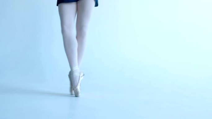 专业芭蕾舞演员在白色背景上踮起脚尖跳舞