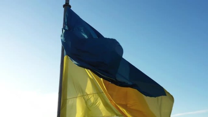 4k乌克兰黄蓝旗帜，蓝天背景，特写，