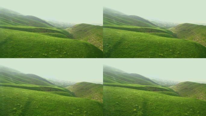 夏天的伊朗和土库曼斯坦的山脉，绿色植物，丘陵。山脉伊朗夏日，绿色山丘，太阳，天空，夏天，山谷