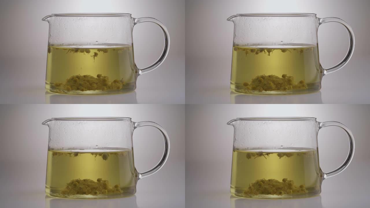 玻璃罐热凉茶。孤立，在灰色背景上。生态产品。天然草药饮料概念。