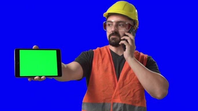 工人，工程师或建筑师在电话上聊天，显示数字平板电脑色度绿色屏幕背景
