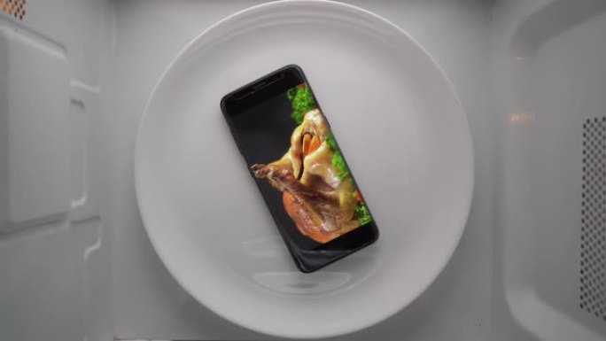 手机放在盘子里，用微波炉在屏幕上烤感恩节火鸡。