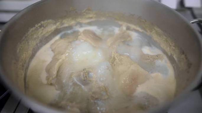 商业厨房锅中煮沸的鸡肉