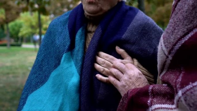 老年妇女触摸胸部感到心脏突然疼痛，有中风的风险