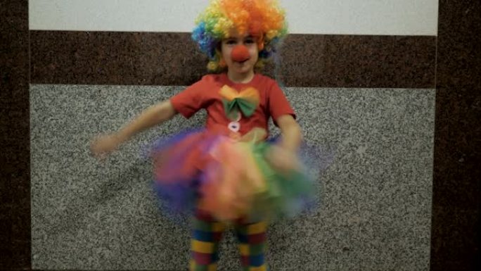 快乐的小丑小女孩跳舞，在房间里玩得开心。小孩子小丑喜欢跳舞，一起玩得开心，派对。牙线舞蹈病毒，牙线。