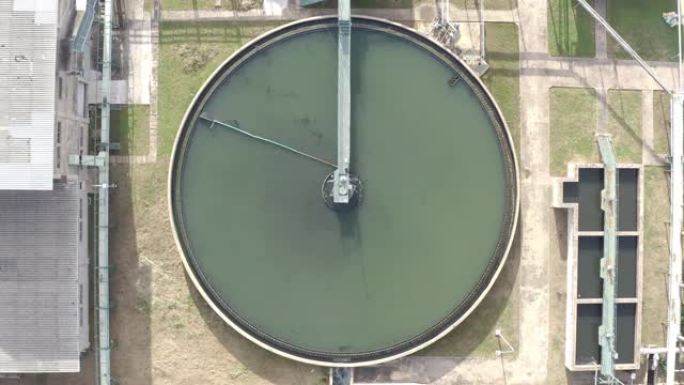 再循环固体接触澄清池沉淀池的俯视图。工厂工业水处理。