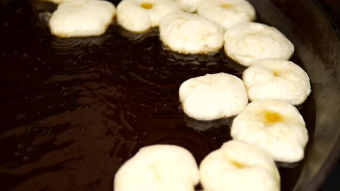 Padnoongo，中国甜甜圈，在沸腾的油中。