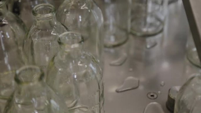 传送带上的玻璃无菌药瓶，用于填充内容物