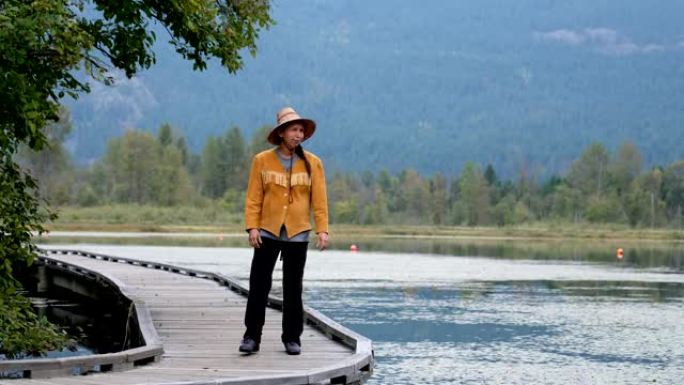 欣赏自然美景的加拿大土著妇女