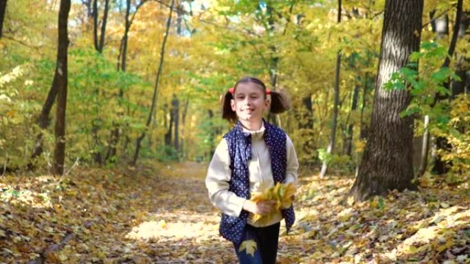 小女孩在秋园跑步，扔树叶