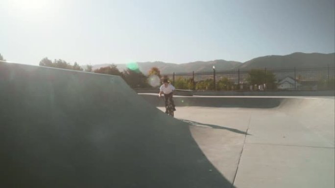 滑板公园里的小轮车自行车骑手