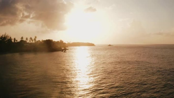 加勒比海多巴哥岛的美丽鸟瞰图。