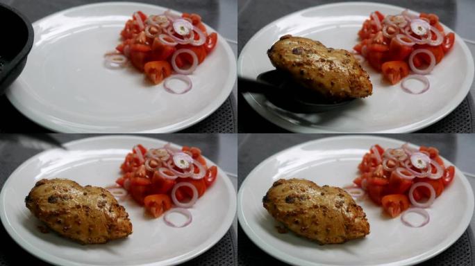 将鸡排和番茄沙拉放在白盘上。