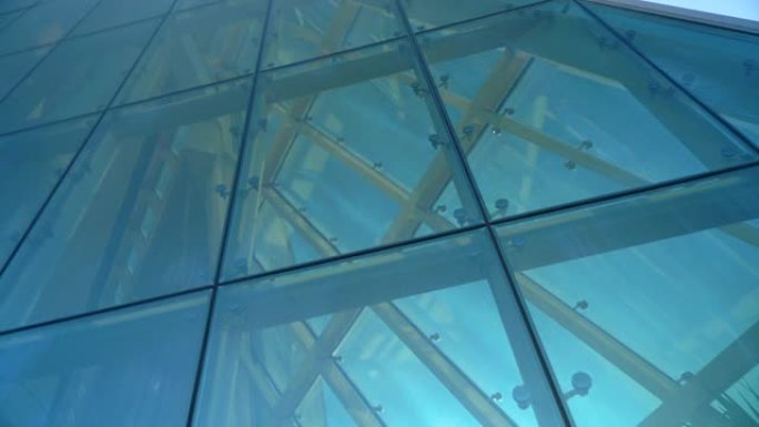 玻璃幕墙外墙施工。蜘蛛玻璃系统的紧固件元件。立面细节。建筑抽象背景。