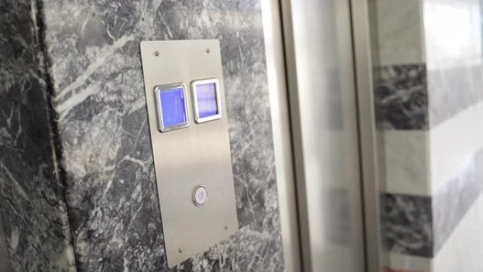 按下电梯按钮的年轻女子特写