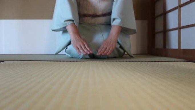 日本房间里穿着和服的女人