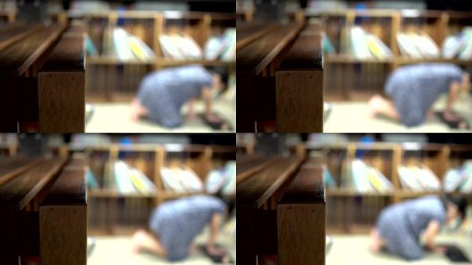 小女孩跑在木地板上看书。专注于书架。
