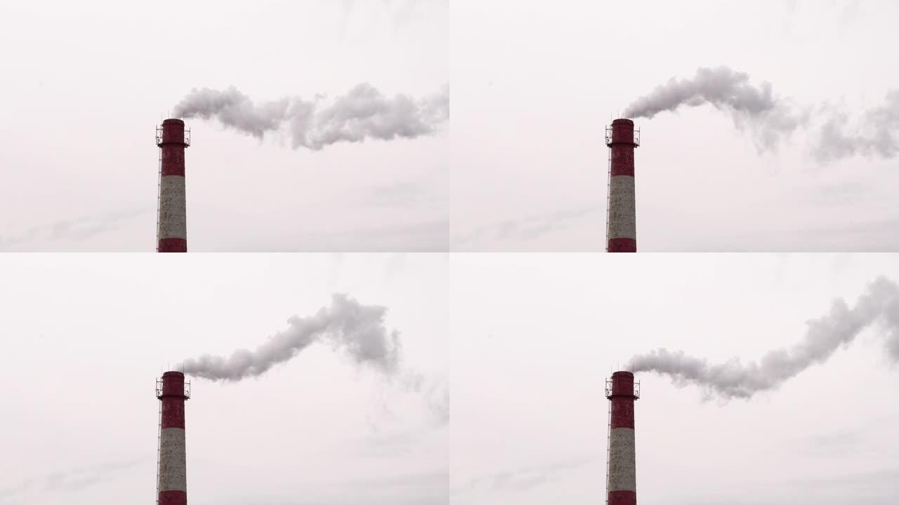 工业工厂的空气污染。吸烟工业管道。红色，白色工业烟囱。