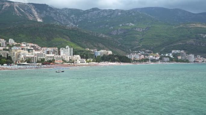 从海中可以看到黑山的Rafailovici镇