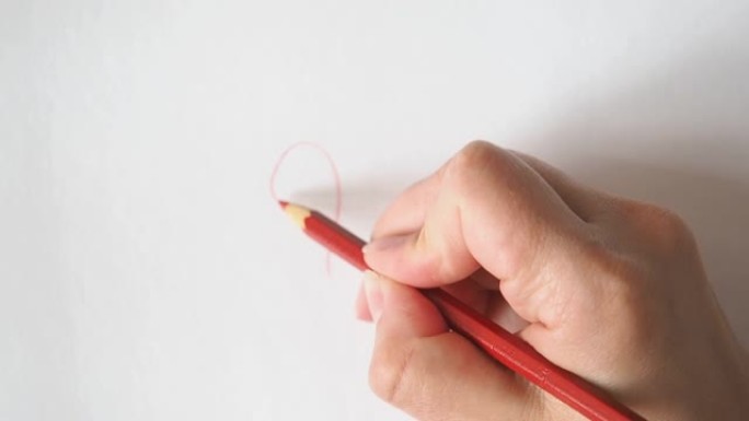 用红色铅笔在白纸上画一颗心。铭文爱你。