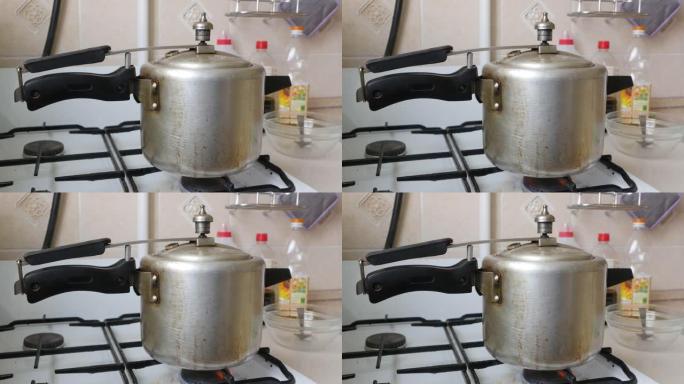 高压锅锅在厨房炉灶时释放压力和蒸汽