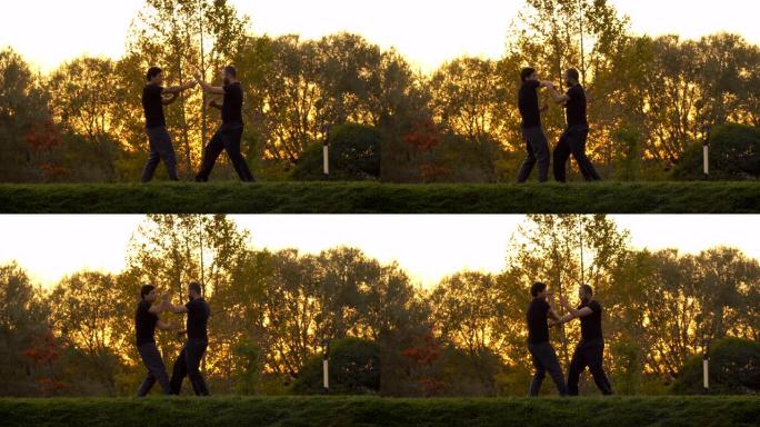 森林中的两个人在日落时练习咏春拳的武术