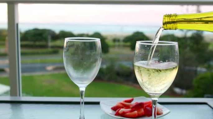 日落时在阳台上喝杯白葡萄酒