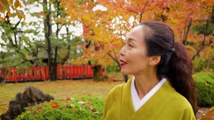 日本妇女在日本京都森林中行走