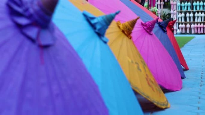 彩色面料制成的雨伞，泰国工艺品兰纳雨伞，清迈泰国。