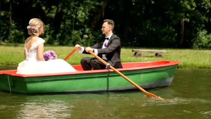 夫妻在婚礼当天在大自然中划桨