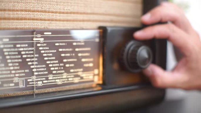 旧收音机前玻璃和调音手柄的特写