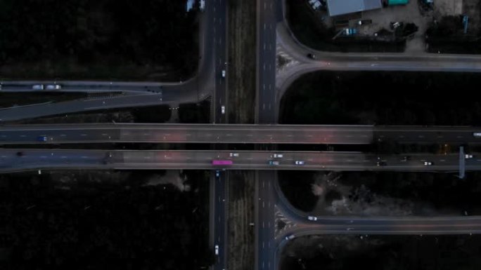 汽车在无人机视频右上角的高速公路上行驶。