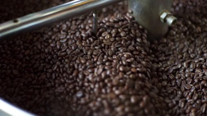 在现代咖啡烘焙机中烘焙咖啡豆的过程。