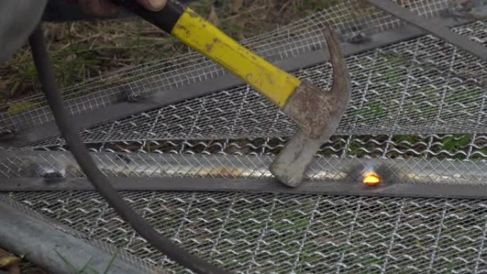 工人用电焊丝网制作鸟笼。