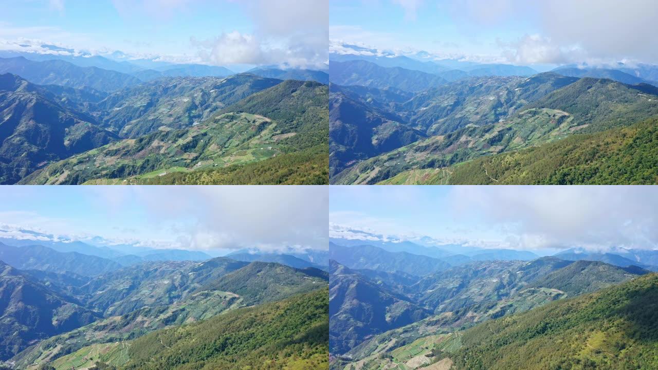 无人机飞向美丽的合欢山，合欢山位于台湾中部山脉，有流动的云海和蓝天，鸟瞰。