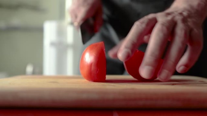 在切菜板上将番茄切成两半