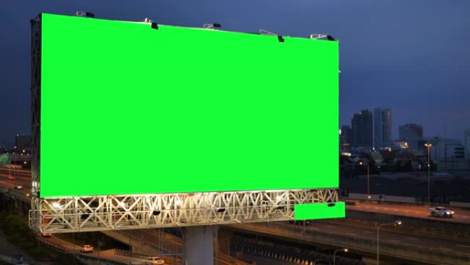 泰国曼谷城市背景下的黄昏期间，高速公路上的广告广告牌绿屏。