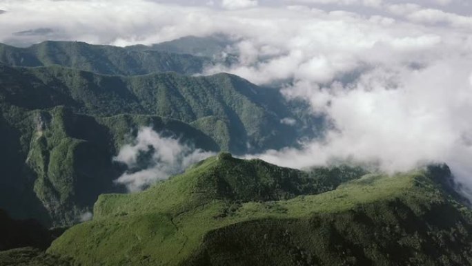 “Pico Ruivo” 山脉的无人机鸟瞰图