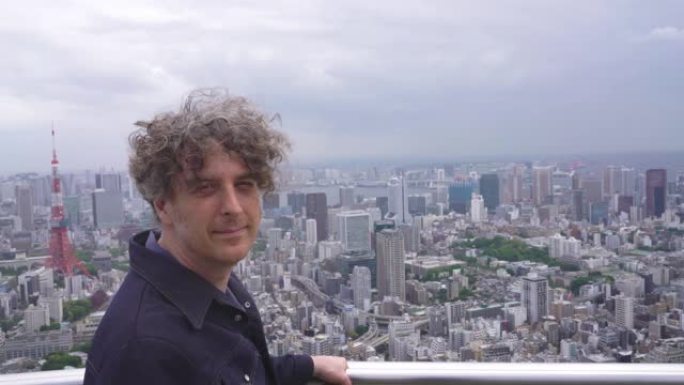 男子在日本东京旅行，并享有天际线景观