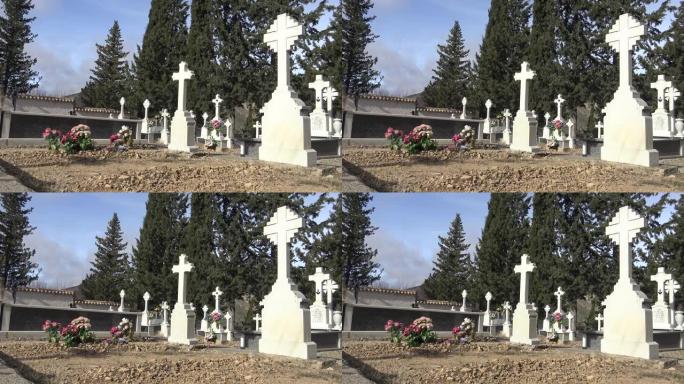 在西班牙的墓碑，白色十字架和柏树墓地里有4k的翻滚。