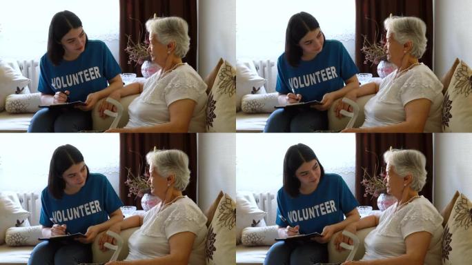 年轻的志愿者在家里为老年女士做清单