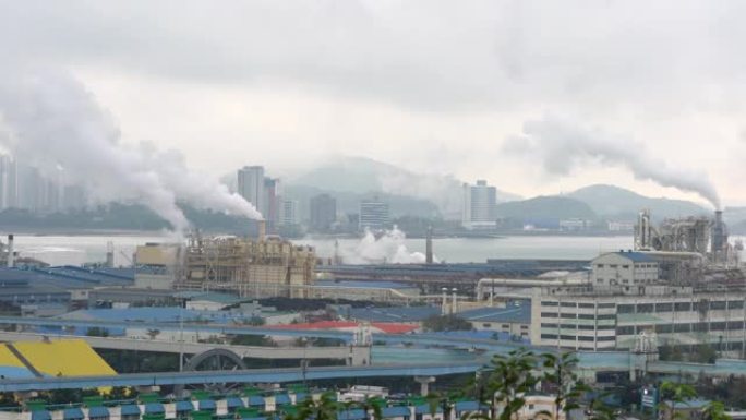 韩国仁川港工业烟囱的烟雾和污染