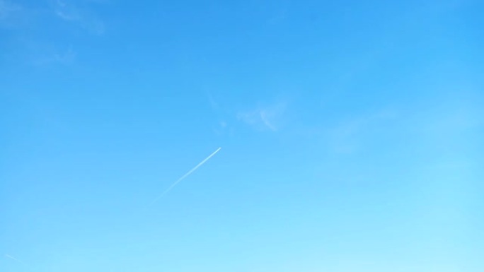 飞机飞过蓝天。