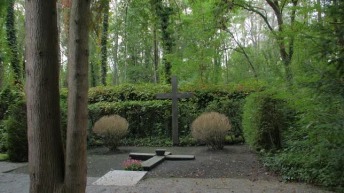 森林里的十字纪念碑