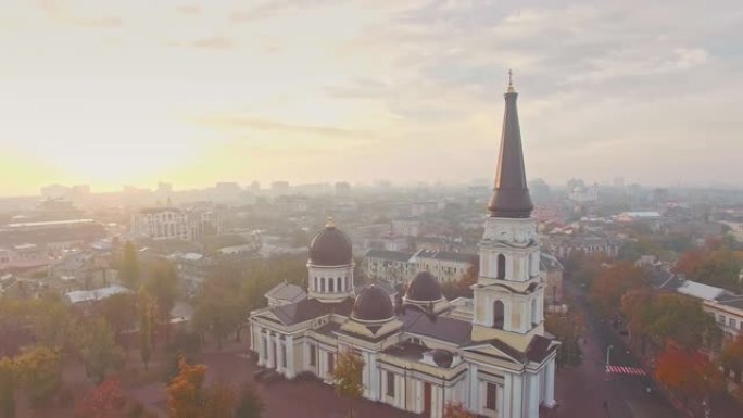 敖德萨旧城和变身大教堂的电影鸟瞰图。