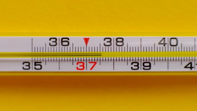 温度上升显示在温度计上的黄色背景特写