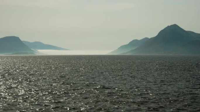 挪威峡湾的蓝色迷雾山