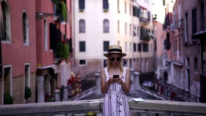 穿着休闲打扮的年轻迷人女游客的慢动作效果阅读在威尼斯预订酒店后收到关于确认信息的电子邮件